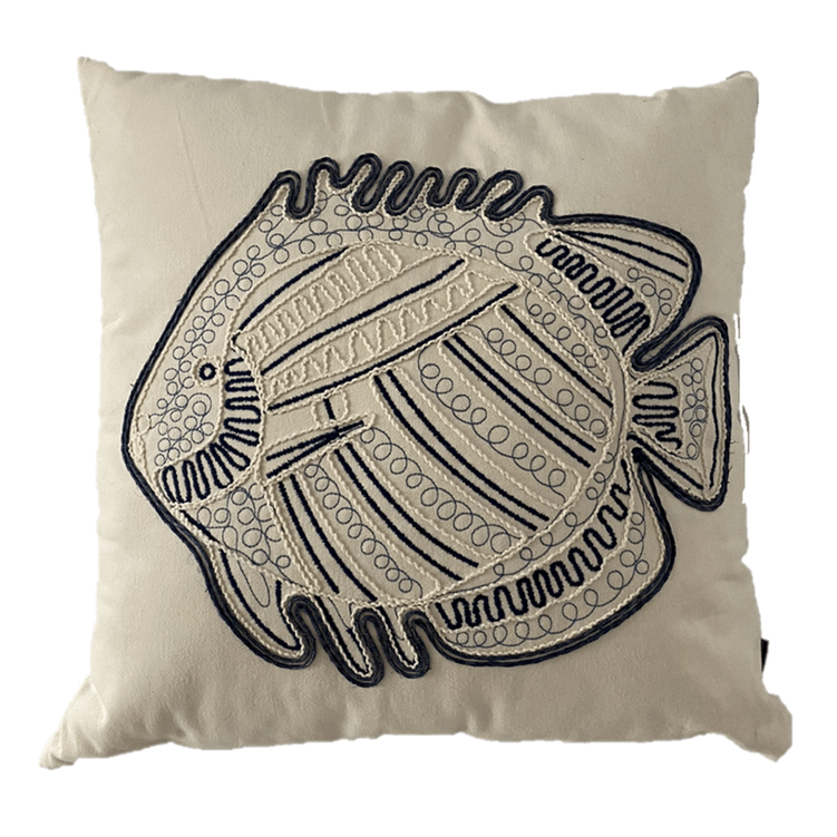 almofada_sarja_cru_com_borda_peixe_azul_decortextil_40678_1