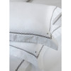 Jogo_De_Cama_Mykonos_Branco_E_Cinza_Casal_300_Fios_Kacyumara_43688--2-