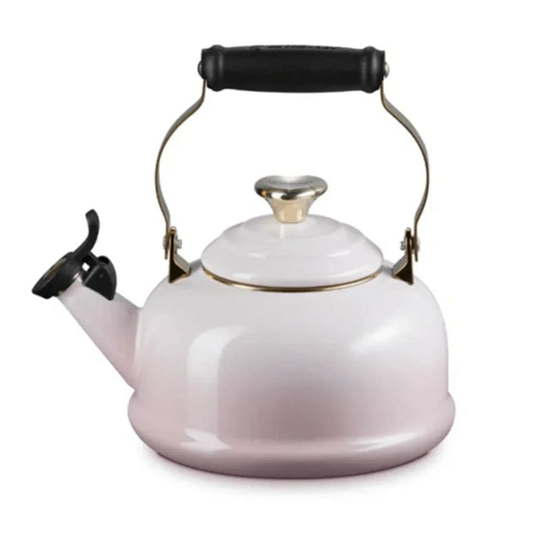 chaleira_tradicional_com_apito_e_pegador_coracao_sheel_pink_16litros_le_creuset chaleira_tradicional_com_apito_e_pegador_coracao_sheel_pink_16litros_le_creuset