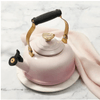 chaleira_tradicional_com_apito_e_pegador_coracao_sheel_pink_16litros_le_creuset_3