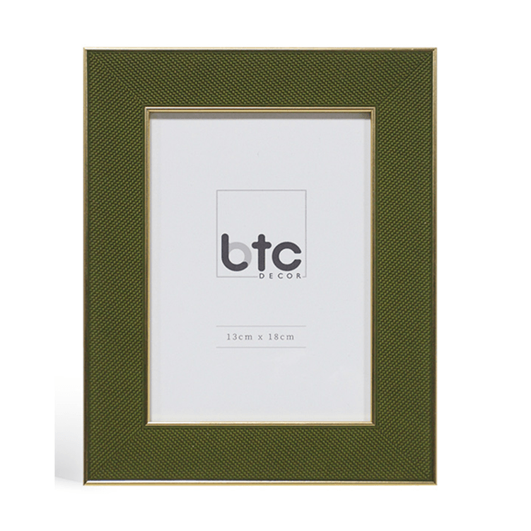 porta_retrato_madeira_verde_e_dourado_18x13cm_btc.png