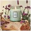 vela_pote_vidro_relevo_french_cade_lavander_voluspa_46068_4.png