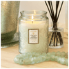 vela_pote_vidro_relevo_french_cade_lavander_voluspa_46068_3.png